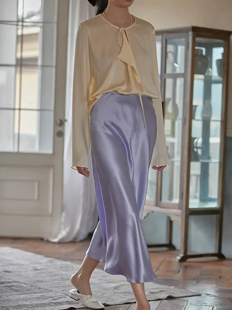 Elegant Korean-style women's skirt on a mannequin.