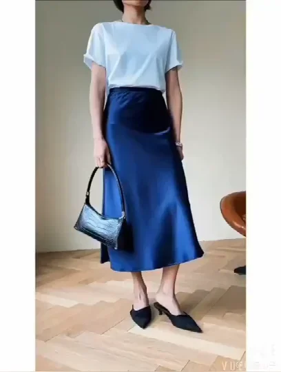 Stylish women's skirt with pleats and a belt detail.