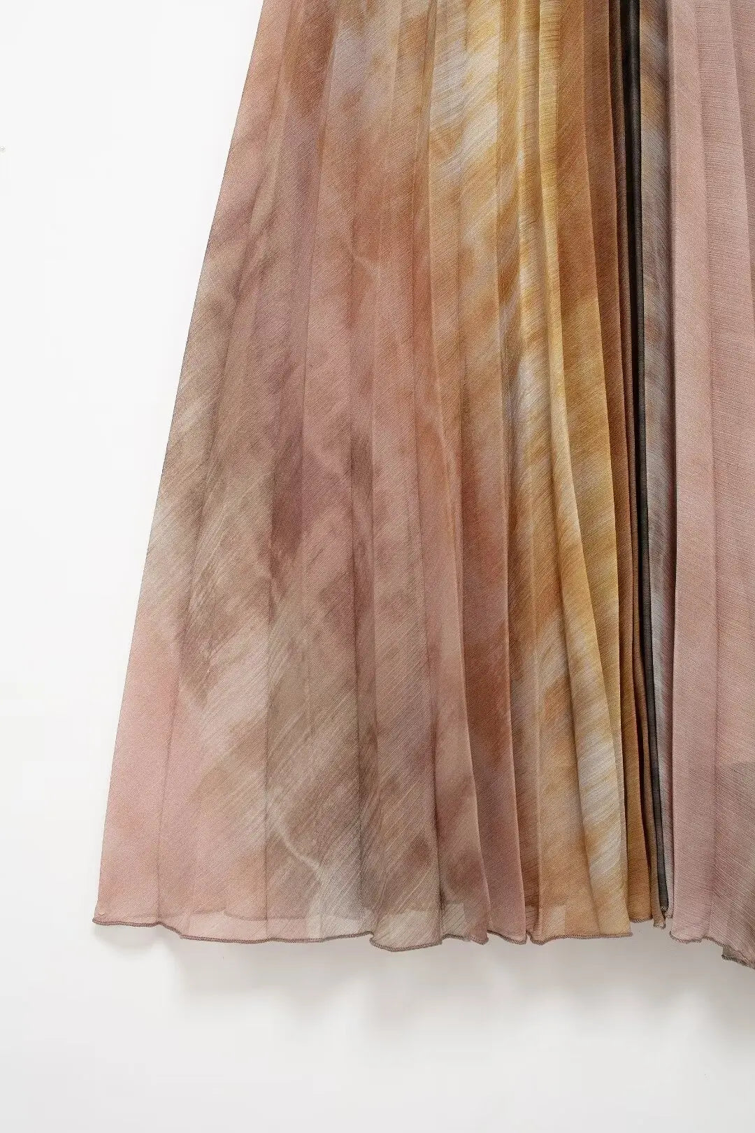 Effortless chic in TRAF Tie Dyed Pleated Midi Dress.