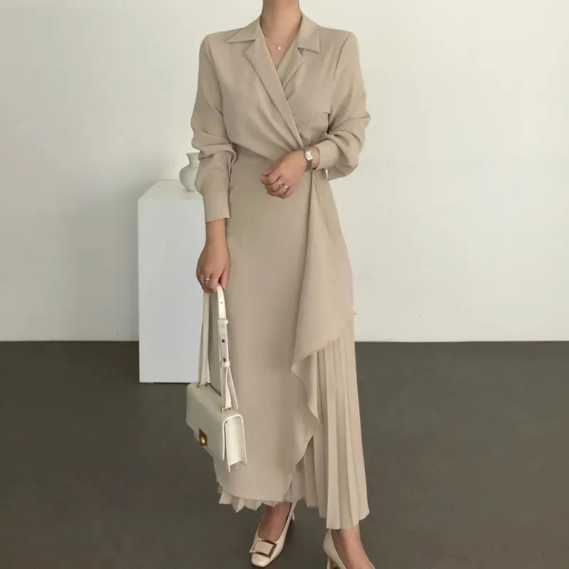 Close-up of Long Suit Collar Pleated Shirt
