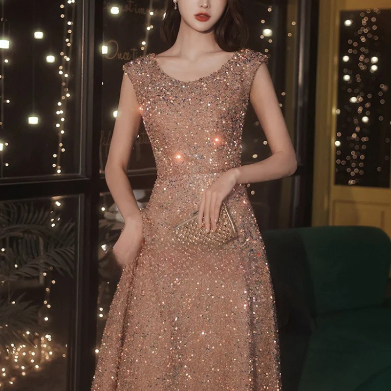 Luxurious sequin dress in rich color for evening wear