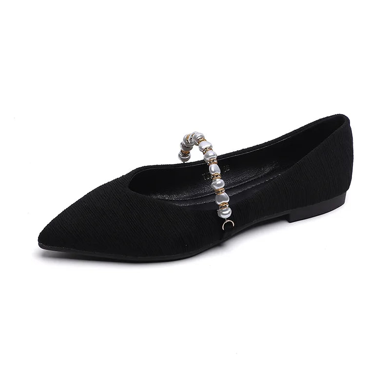 Women's flat shoes in a timeless and elegant design.