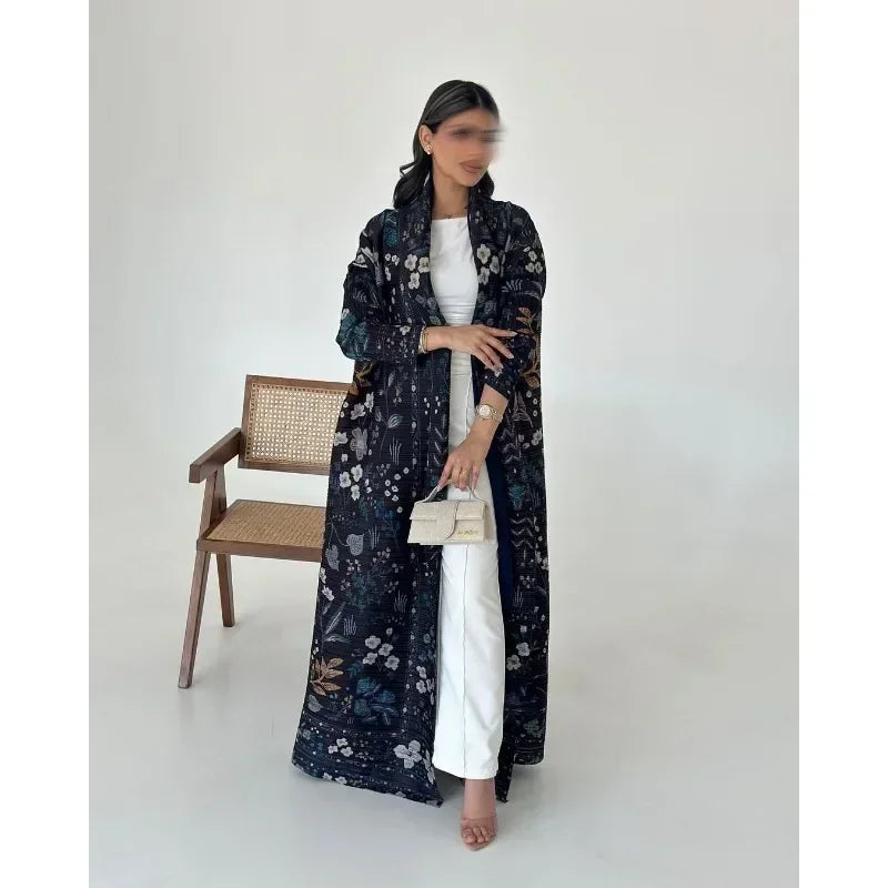 Stylish Abaya Saudi Fashion Wrinkled Waist Paired with Classic Accessories
