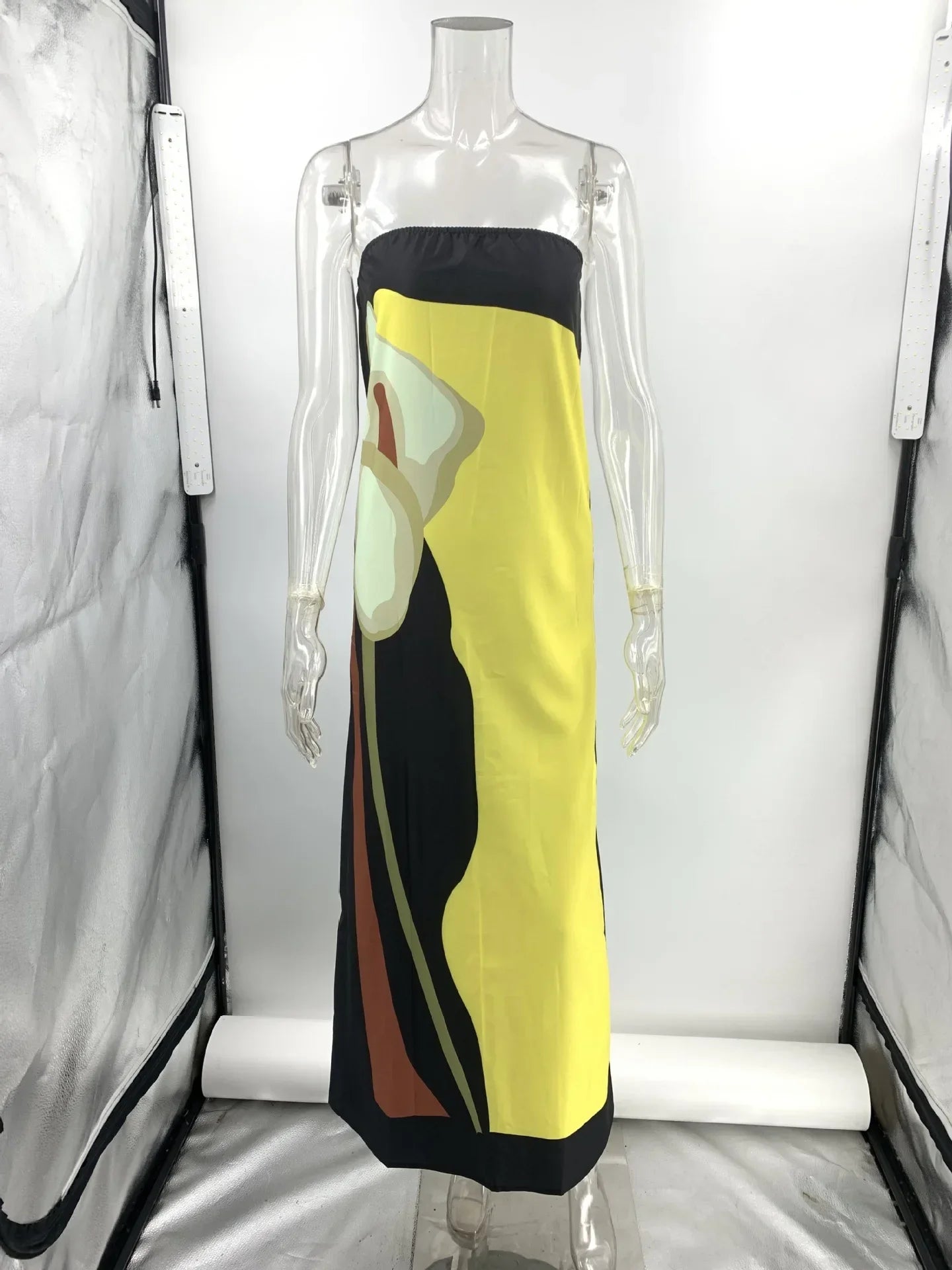 Strapless dress for women with avocado design.
