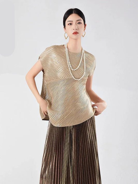 Woman wearing LANMREM Bronzing Pleated T-shirt for Women outdoors.