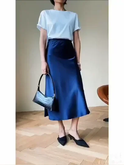 Stylish women's skirt with pleats and a belt detail.
