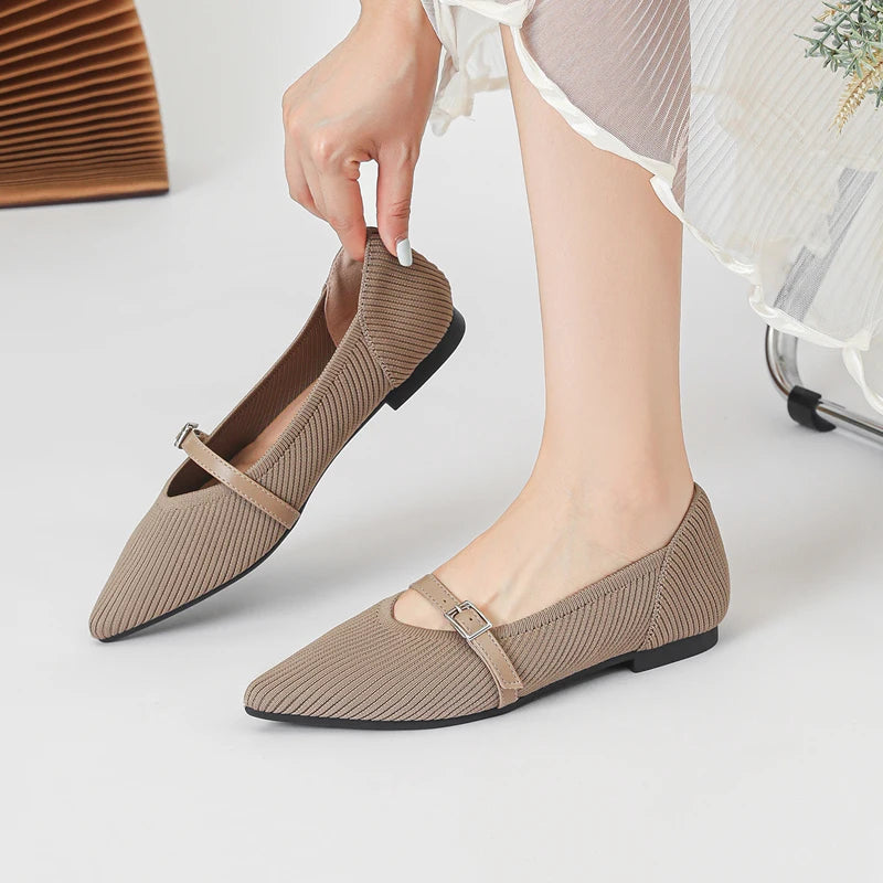 Trendy women's flats with cushioned insole
