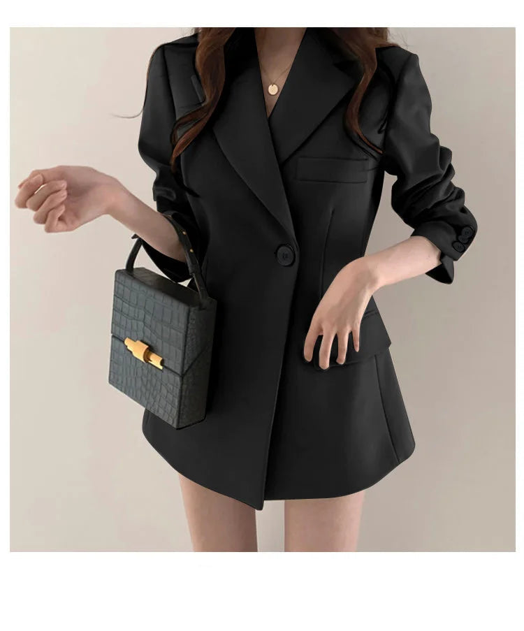 Fitted women's blazer with tailored sleeves