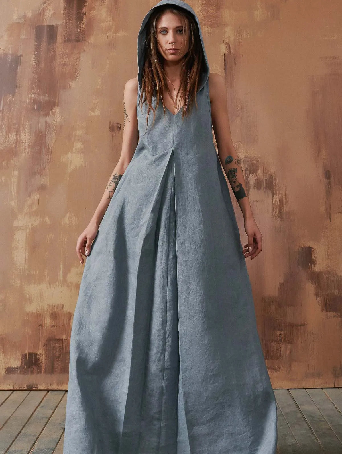 Hooded linen dress with pleats for stylish women
