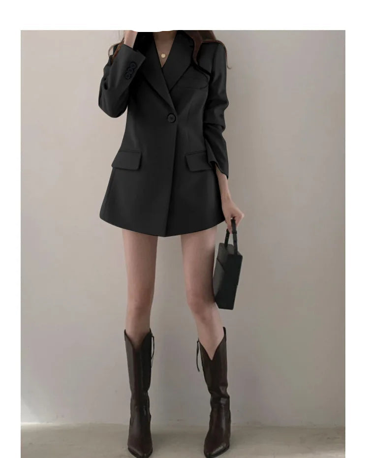 Structured women's blazer with notched lapels