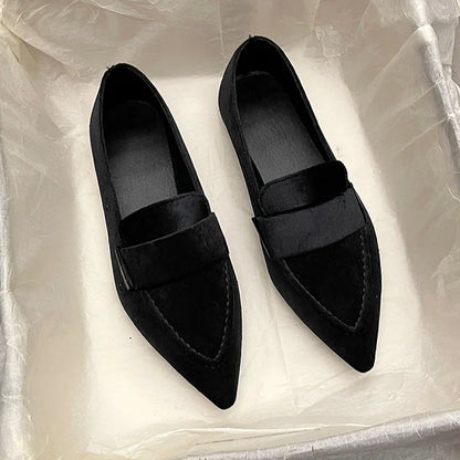 Casual and elegant velvet moccasins for stylish women.
